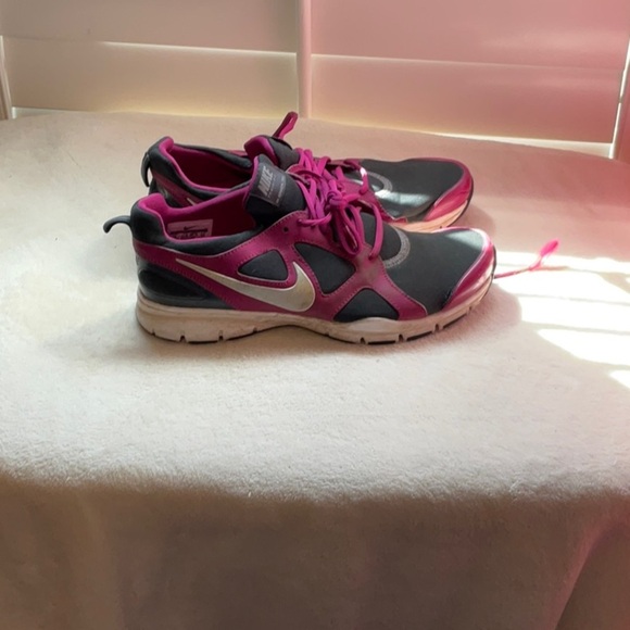 Nike Women's Athletic Shoes in Pink and Gray - Picture 3 of 7
